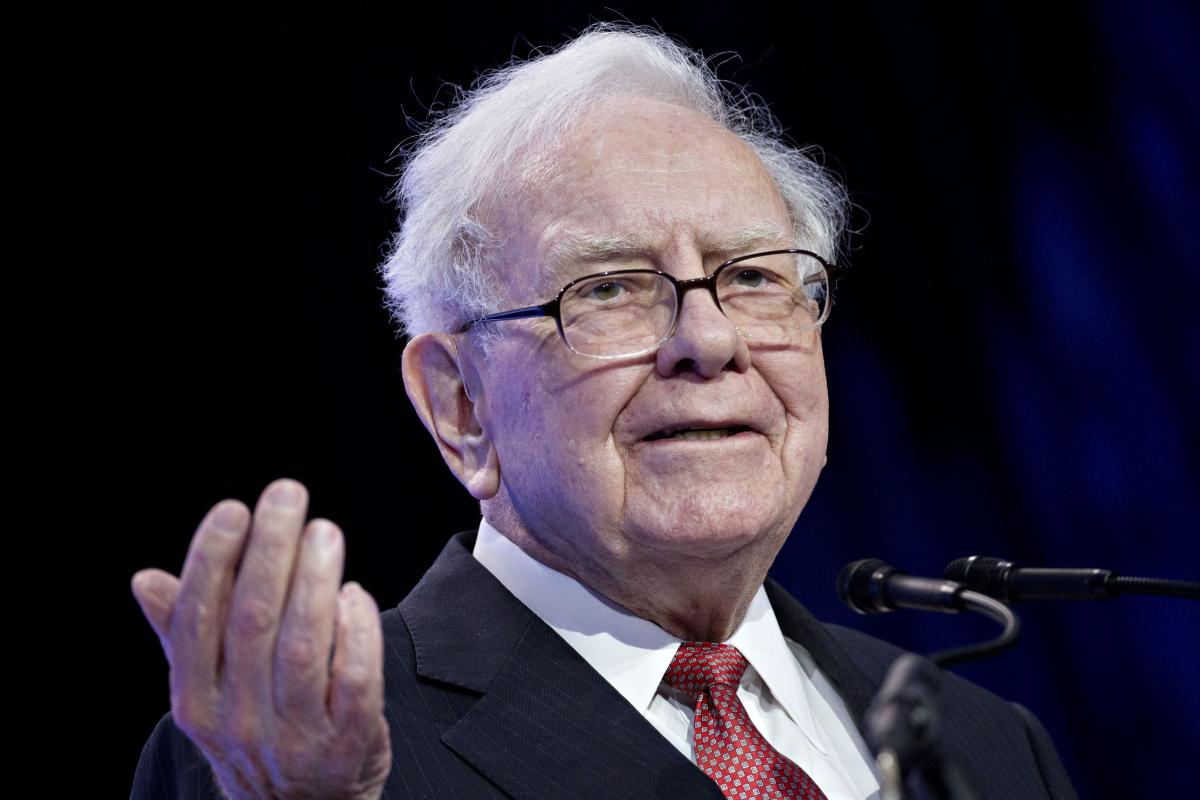 Warren Buffett buys Treasuries regardless of a downgrade of the US rating by Fitch